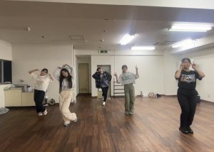 梅田、難波スタジオでK-POPダンスを担当しているJunaです！