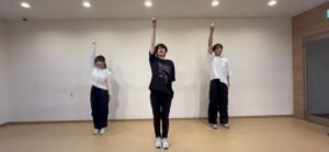 梅田スタジオではダンスの基礎「クロスステップ」に挑戦！